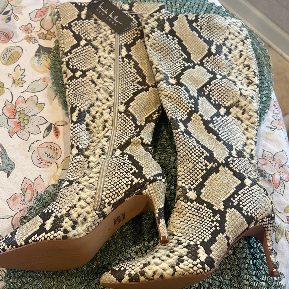 NWT size 8 Nicole Miller Cream and Black Snake-Print Knee-High Stiletto Boots